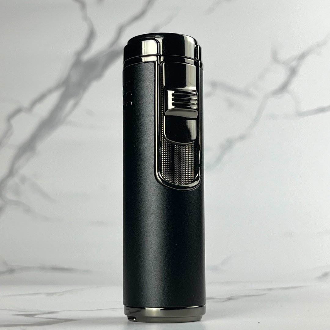 Black Quad Torch Lighter – refillable butane lighter with 4 jet burners merging into one powerful torch flame